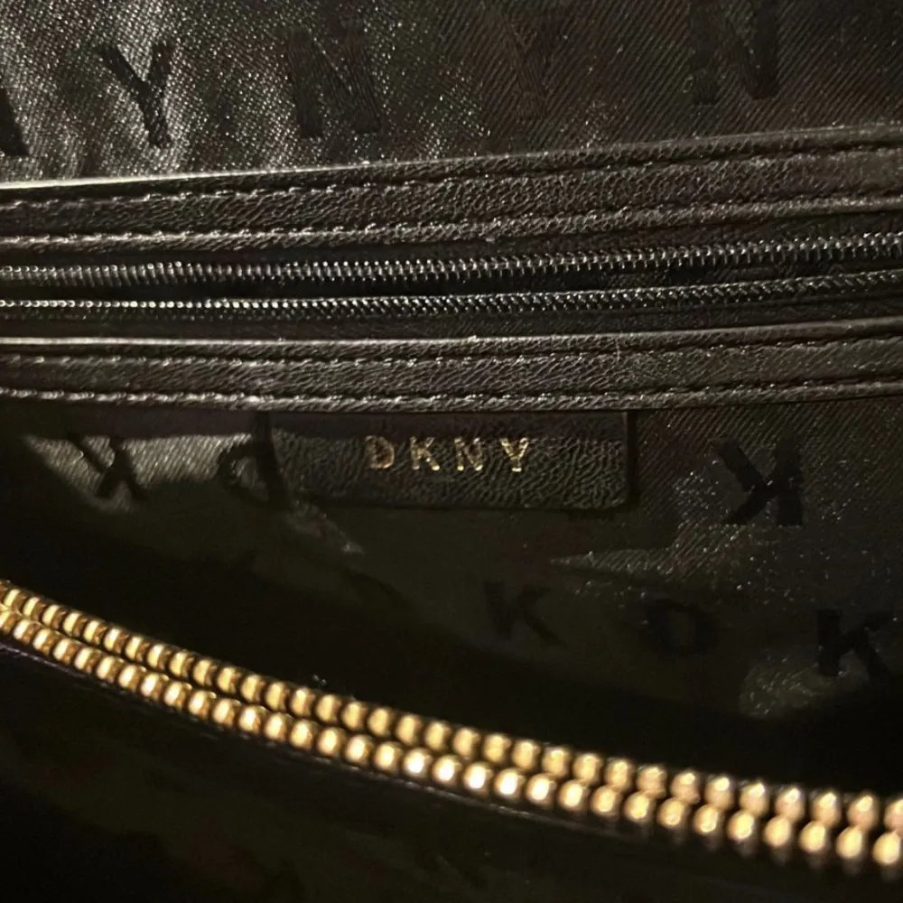 En DKNY väska som är trendig och i nyskick. Jag köpte den för 2500 från USA och säljer den för 500. Väskor.