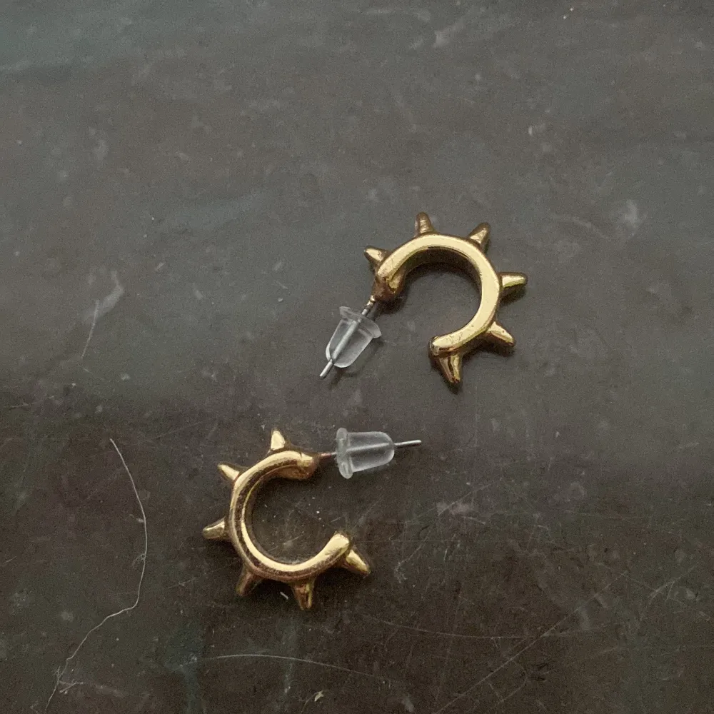 Jättefina guldörhängen! Lite små repor men annars inga märken/spår på användning✨ Säljer för att jag inte får användning av dem💕. Accessoarer.