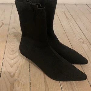 Zara klackar  - Svarta zara klackar, sock boots. Aldrig använda Köparen står för frakten💕