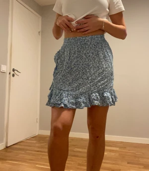 Blommig kjol  - Säljer denna blommiga kjol 🌺🌺  Aldrig använd 🫶🏻