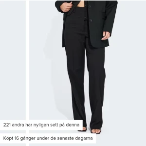 Kostymbyxor bikbok - Köpte dem ca 5 månader sen för 499 kr, bra i längden för mig som är ca 170 cm lång. Inga defekter. Kan tänkas gå ner i pris om du kommer med ett bra förslag💗