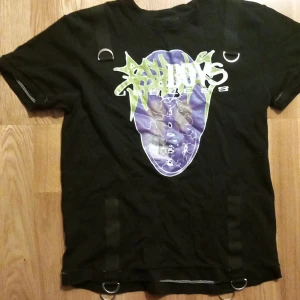 Yung lean merch t shirt - Köpt på yungleangear 2018-2019 Storlek l passar bra på mig som e 185. Säljer för att jag torska jobbet och måste betala hyra, så snällt om du köper så jag onte blir hemlös eller nåt. Tack