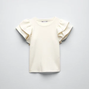 Zara tröja med volang  - Älskar denna tröja! Den är i väldigt bra skick och använd fåtal gånger 💘