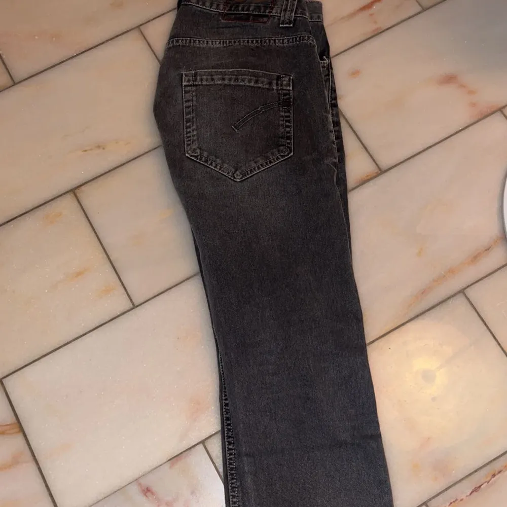 Dondup jeans gråa som är i fint skick! . Jeans & Byxor.