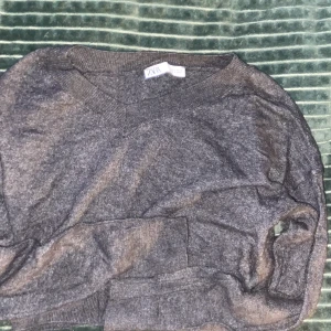 Mörkgrå stickad tröja  - Säljer en mörkgrå stickad tröja, som är från zara! Nypris: 300kr säljer den för: 200kr!💞 men pris kan såklart diskuteras💞💞