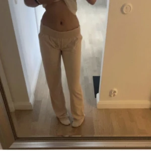 Juicy  - Juicy byxor i materialet frotté som köptes på Jacky för ett tag sen men är för långa på mig som är 158 så har inte kommit till användning❤️är i super skick❤️❤️