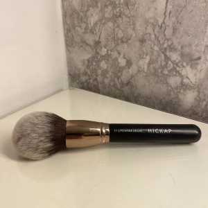 Hickap sminkborste - Säljer denna superfina puder sminkborste från Hickap då jag tyvärr inte får användning av den.  Näst intill oanvänd. Tvättas självklart innan jag skickar🤎  Bara att fråga efter egna bilder🤎