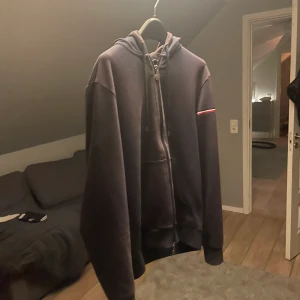 Moncler tröja  - Säljer min Moncler tröja storlek L. Ganska bra skick Kan ta emot byten Skick 8 av 10