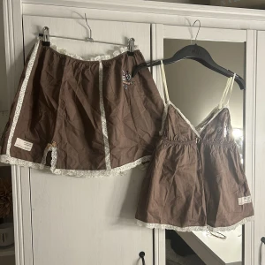 Odd Molly sett - Säljer ett oanvänt sett ifrån Odd Molly💕 Både kjolen och toppen är i storlek 2 som motsvarar M, men skulle nog mer säga storlek S helt ärligt. Den är oanvänd och bra behållen💕Perfekt inför sommaren (pris kan diskuteras)