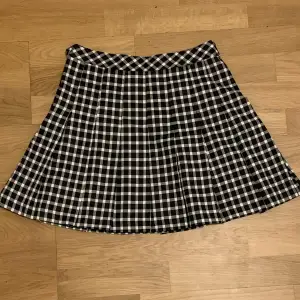 H&M skirt, never been used, I didn’t quite like how the pattern looked on me ;( I first got it for 150kr!