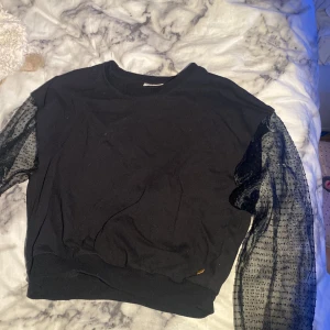 Blus/hoodie - En svart tröja som har genomskinliga armar slutade ha för den kliade använt 2gånger