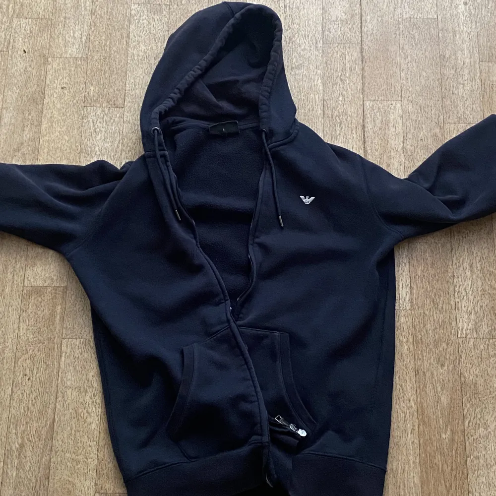 Snygg Armani hoodie helt ny, super bra skick använd 2 gånger . Hoodies.