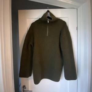Stickad zip tröja - säljer denna stickade mörkgröna zip tröjan från H&M. 🦚🐢💚🌴tröjan är knappt använd! 