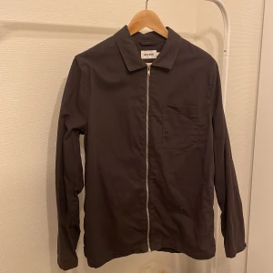 East west overshirt från brothers - Overshirt från brothers som är i ett svart sletten material som sitter väldigt snyggt till de mesta. Nypris ligger på runt 1200 kr finns inte längre vad jag vet.