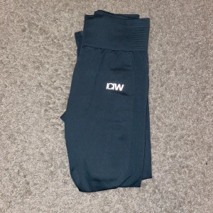ICIW träningsthights - Träningsthights från ICIW. ”Define Seamless Tights Mid Waist Jungle Green”. (Bilder lånade från ICIW hemsida). Jättefin mörkgrön färg och bekväma! Storlek S. Endast använda 1 gång. Perfekt skick. Nypris 599kr. Säljer för 300kr + frakt