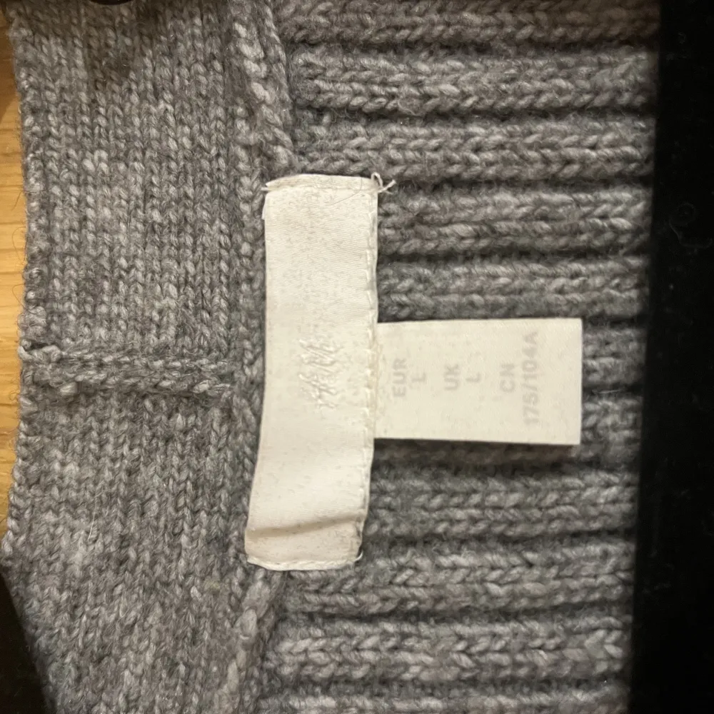 Skön stickad grå sweater som går att knäppa upp med knappar har inte använt mycket 2.5 år gammal. Stickat.