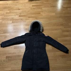 Jacka 1: Canada Goose Victoria i använt skick. Storlek S (damjacka) Pris: 3500kr (Nypris 9000kr)  Jacka 2:  Parajumper Juliet i använt skick. Storlek S (damjacka) Pris: 1200kr (Nypris 4199kr)