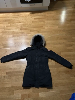 Damjackor - Jacka 1: Canada Goose Victoria i använt skick. Storlek S (damjacka) Pris: 3500kr (Nypris 9000kr)  Jacka 2:  Parajumper Juliet i använt skick. Storlek S (damjacka) Pris: 1200kr (Nypris 4199kr)