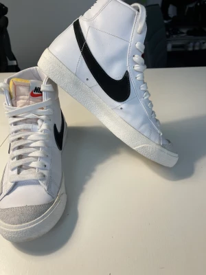 Nike blazer mid Höga sneakers - Blazer mid Höga Nike sneakers 38.5 Använd ett få tal gånger