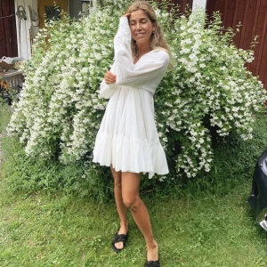 Vit klänning  - Vit klänning fluffig/somrig 