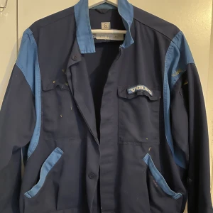 Volvo Jacka - Volvo Jacka Storlek M/S. Lite gul målarfärg över ärmarna och fickan men det går att skrapa bort. 