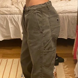 Carhartt - Gröna cargo byxor från Carhartt. Köpta för 600kr på Pop i Göteborg. Passar mig som vanligtvis är en 36/38 i byxor och som är 167 cm lång.