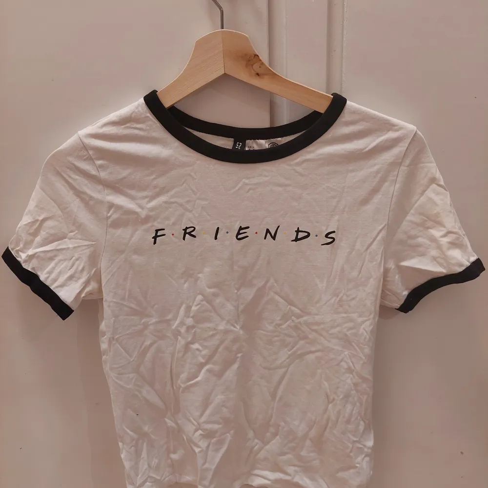 Friends tröja från H&M i bra skick. Använd ett fåtal gånger.  25kr+frakt. T-shirts.