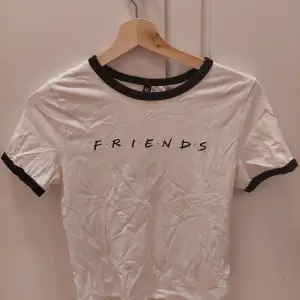 Friends tröja från H&M i bra skick. Använd ett fåtal gånger.  25kr+frakt