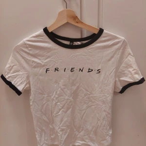 H&M, S - Friends tröja från H&M i bra skick. Använd ett fåtal gånger.  25kr+frakt