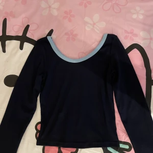 Långärmad tröja  - Jättesöt mörkblå tröja! Man kan antingen ha den lite över axeln eller off shoulder. Den har ljusblåa detaljer vid ärmarna och uppe vid halsen. Skriv vid fler frågor💗💗