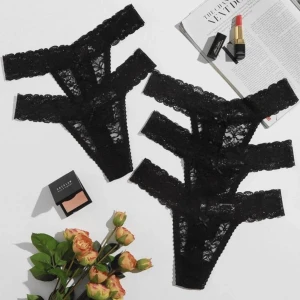 5 pack svarta spets trosor string - Säljer 5 par helt nya oanvända spetstrosor. Säljer pga har förmånga underkläder redan. 99 kr + frakt