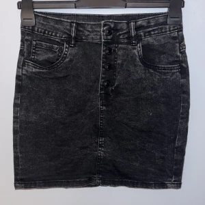 Jeanskjol  - Jättefin svart jeanskjol som passar perfekt nu till sommaren. Storlek 36. 50kr +frakt, priset går självklart att diskutera💕🌟 skriv för mer info eller fler bilder☺️