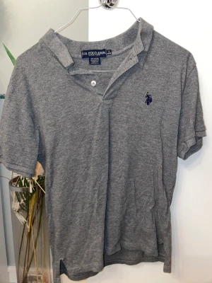 Piké & Skjorta - Grå Piké från Ralph Lauren (99kr)  Vit Skjorta från YSL (199kr) 