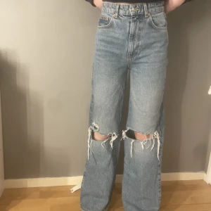 Håliga jeans ifrån gina - Säljer dessa jeans som jag aldrig använt dem är as sköna! De är ifrån Gina! Storlek 34! Säljer för 80kr + frakt 