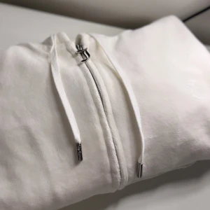 Vit Juicy kofta  - Säljer min vita Juicy kofta helt ny för endast 700:- (ord. 1099) 