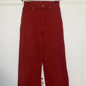 Ett par röda utsvängda jeans. Använda 2 gånger. Köpta för 150kr, säljer dem för 100kr. 