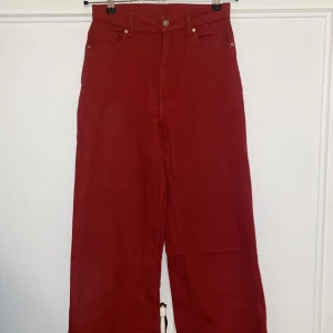 Röda utsvängda jeans  - Ett par röda utsvängda jeans. Använda 2 gånger. Köpta för 150kr, säljer dem för 100kr. 