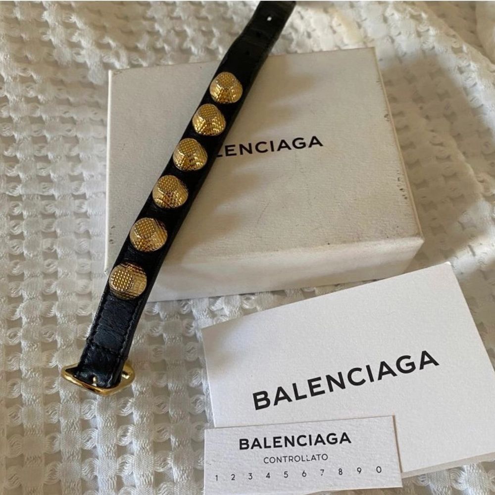 Äkta balenciaga armband i svart med studs i guld. Säljer då det inte kommer till användning men det är i väldigt fint skick! Köparen står för frakten (69kr) spårbar💕pris kan diskuteras . Accessoarer.