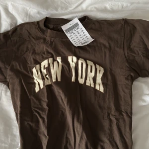 Brandy Melville topp - Helt oanvänd (med lapp kvar) New York topp från brandy melville 🤩🤩