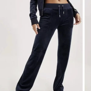 Mörkblå juicy byxor  - Bra skick men finns ett litet hål i vänstra fickan där av priset! Inget som syns och går absolut att sy igen💖 skriv för bilder🤘🏼