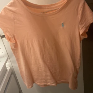 Ralph lauren  - Säljer båda t-shirtsen för dom är för små tyvärr. 1 för 250kr eller 2 för 400kr 