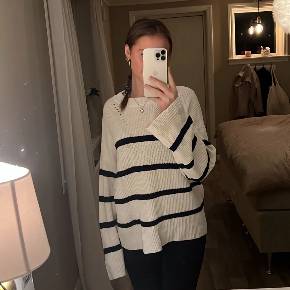 Jag säljer denna superfina randiga tröjan i storlek M ifrån Kappahl❤️🔥 Den är 10/10 i skick!. Neuleet.