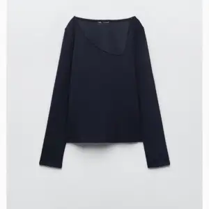 Säljer denna superfina tröja ifrån zara, i storlek L men skulle säga att det är som en s-m, tror den är slutsåld i marinblå!!💕