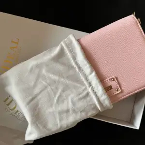 Fin plånbok där du får plats med mobilen. Aldrig använd! Köpt för 700kr från Ideal of Sweden. Perfekt att matcha till sin balklänning!😍