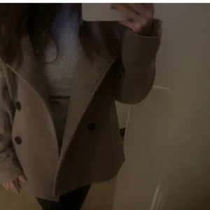 Kappa - Jättesöt kappa från HM. (Första bilden är lånad). Storlek 42 men sitter som en S. Skriv privat för fler bilder💕