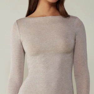 Intimissimi tröja - Säljer min beiga intimissimi tröja då jag inte fått någon användning av den! Lappen sitter kvar och tröjan har bara testats☺️☺️nypris är 429