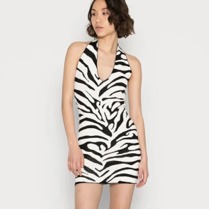 Zebra klänning  - Säljer denna klänning från Gina då den aldrig kommit till användning - prislapp kvar! Storlek M men passar mig som har S. Nypris 299kr, säljer för 150kr 🤍🖤