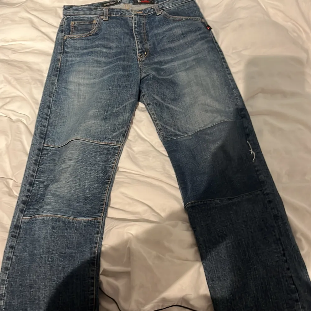 Feta double knee jeans med najs print på baksidan, slutat använda då jag blivit lite för fet. 32 till 31 i W. Jeans & Byxor.