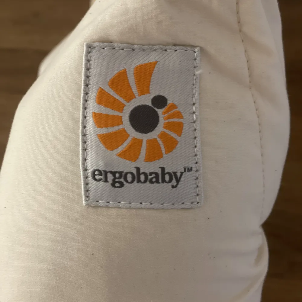 Ergobaby spädbarnsinlägg till bärsele.  Nytt skick, använd en gång. . Väskor.