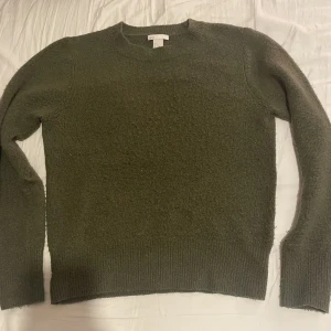 Stickad tröja  - Jättefin mörkgrön stickad tröja från HM, men köpt secondhand. Säljer för att den tyvärr inte kommer till användning. Tyvärr så är den ganska nopprig men det går att fixa.